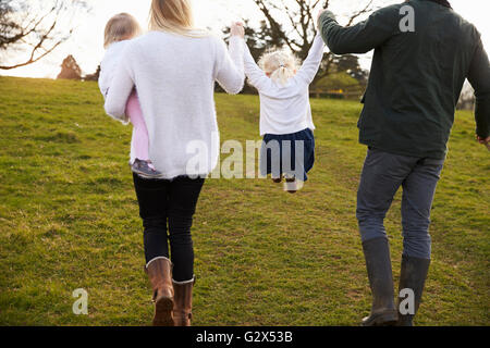 Vue arrière de la famille sur pied d'hiver Banque D'Images