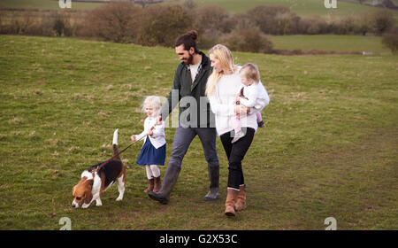 Famille le pays d'hiver Promenade avec Chien Banque D'Images