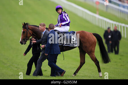 Minding monté par Ryan Moore après avoir remporté l'Investec Oaks sur Mesdames Jour au cours de l'Investec Derby d'Epsom 2016 Festival à l'hippodrome d'Epsom, Epsom. Banque D'Images