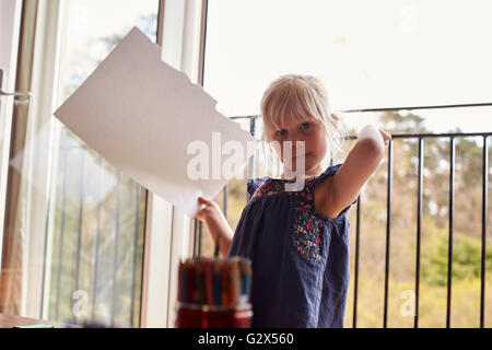 Jeune fille assise à table et de dessin Photo Banque D'Images