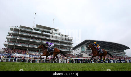 Minding monté par jockey Ryan Moore sur son chemin pour gagner la investi Oaks sur Mesdames Jour au cours de l'Investec Derby d'Epsom 2016 Festival à l'hippodrome d'Epsom, Epsom. Banque D'Images