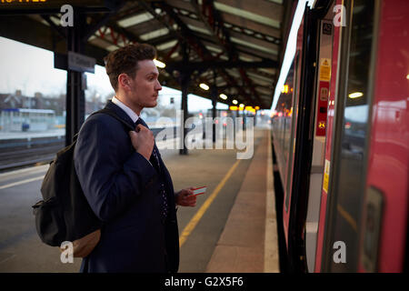 Businessman avec ticket de train d'embarquement Accueil Banque D'Images