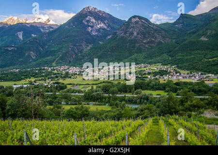 Vue depuis le vignoble des Granges, près de nus & Fenis, surplombant Fenis, la région de la vallée d'Aoste, le nord-ouest de l'Italie. Banque D'Images