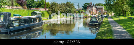 Vue panoramique de bateaux sur le canal de Trent et Mersey Canal près de l'élévateur à bateau Anderton dans Cheshire Banque D'Images