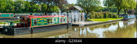 Vue panoramique de bateaux sur le canal de Trent et Mersey Canal près de l'élévateur à bateau Anderton dans Cheshire Banque D'Images