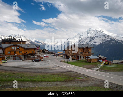 La Rosière (1850m) Station de ski, au sud-est de la France, après que la neige s'est retirée à la fin de mai. Banque D'Images