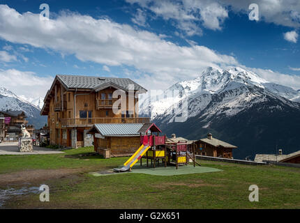 La Rosière (1850m) Station de ski, au sud-est de la France, après que la neige s'est retirée à la fin de mai. Banque D'Images