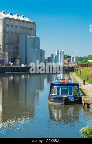 Vue de la rivière Weaver à l'élévateur à bateau Anderton dans Cheshire Banque D'Images