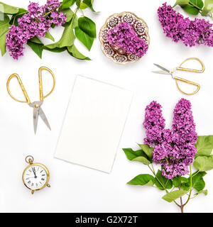 Sketchbook, lilas fleurs, outils et accessoires de bureau d'or. Fleurs de Printemps mise à plat Banque D'Images
