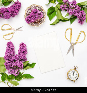 Fleurs lilas, portable, accessoires d'or. Mise à plat, vue de dessus carnet Banque D'Images