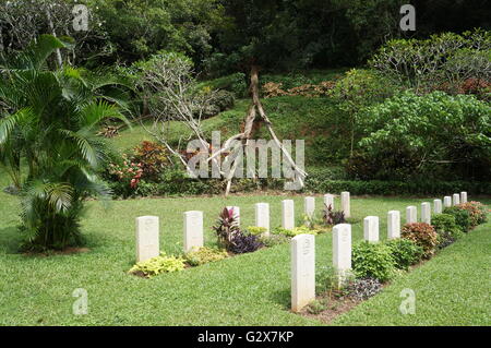 Pierres tombales de la et de l'Asie du Sud soldats tombés pendant la Seconde Guerre mondiale au cimetière de guerre de Kandy, Sri Lanka. Banque D'Images