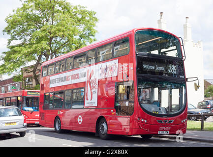 Routemaster bus sur High Street, Hampton Hill, quartier de Richmond upon Thames, Grand Londres, Angleterre, Royaume-Uni Banque D'Images