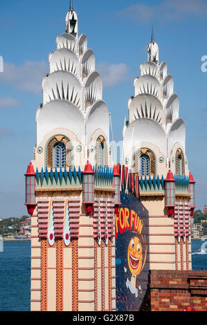 Les tours d'entrée du Luna Park Sydney, Milsons Point, Sydney, New South Wales, Australia Banque D'Images