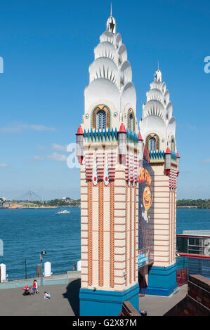 Les tours d'entrée du Luna Park Sydney, Milsons Point, Sydney, New South Wales, Australia Banque D'Images