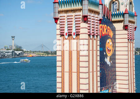 Les tours d'entrée du Luna Park Sydney, Milsons Point, Sydney, New South Wales, Australia Banque D'Images