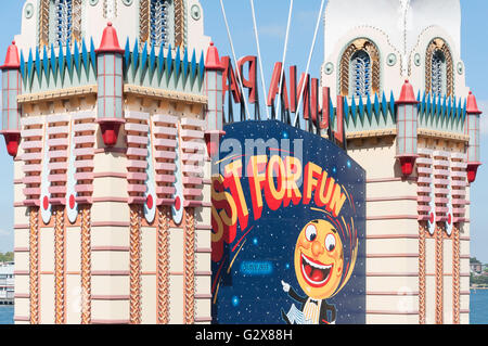 Les tours d'entrée du Luna Park Sydney, Milsons Point, Sydney, New South Wales, Australia Banque D'Images