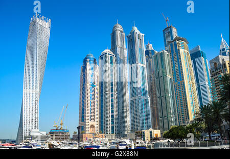 Gratte-ciel dans la Marina de Dubaï aux Émirats arabes unis. Banque D'Images