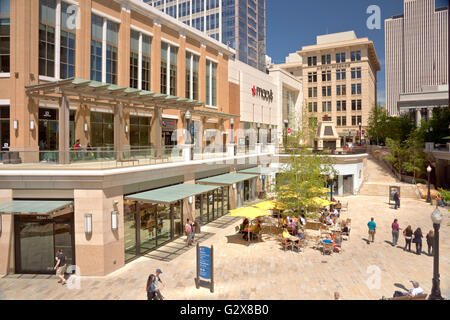 Les piétons et de l'architecture dans le quartier des affaires du centre-ville de Salt Lake City en Utah. Banque D'Images