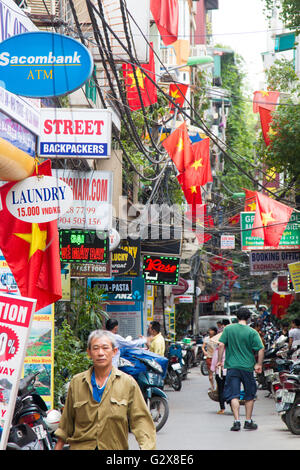 Busy urban street dans le vieux quartier de Hanoi,Vietnam,Asia Banque D'Images