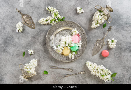 Les macarons. Cuisine créative arrière-plan. Mise à plat de style vintage avec fleurs lilas blanc Banque D'Images