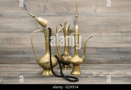 L'arabe Vintage jug, vase, verre d'eau. Golden décorations orientales et chapelet islamique Banque D'Images