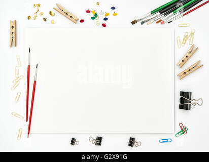 Sketchbook, pinceaux, papier, fournitures de bureau sur fond blanc. Mise à plat. Concept art créatif Banque D'Images