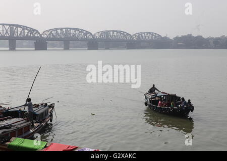 La rivière Hooghly, Bengale occidental.boat service est disponible pour la traversée du fleuve à belur math et temple de dakshineswar Banque D'Images