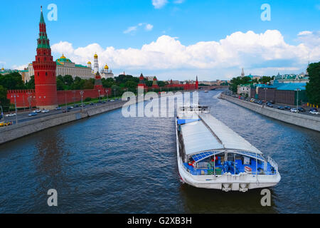 Vue sur le Kremlin et la grande barge sur rivière, Russie Banque D'Images