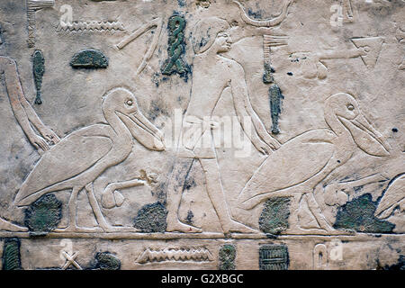 Fragment de l'énorme mur de sable avec scène sculptée de l'ancienne Egypte Banque D'Images