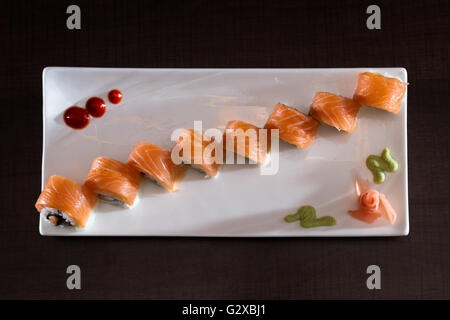 Caviar frais surmonté sushi roll dossier de crabe et avocat, servi sur une plaque blanche Banque D'Images