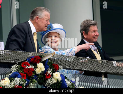 La reine Elizabeth II et ses bêtes de course et Advisor John Warren (à droite) lors de la journée du derby d'Epsom Derby Investec 2016 Festival à l'hippodrome d'Epsom, Epsom. Banque D'Images