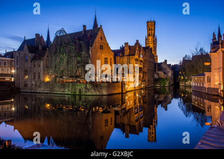 Maisons de guilde en face du beffroi au crépuscule, centre historique à Rozenhoedkaai, UNESCO World Heritage Site, Bruges Banque D'Images