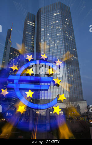 Logo de l'euro par nuit en face de la Banque centrale européenne BCE, Francfort, Allemagne Banque D'Images