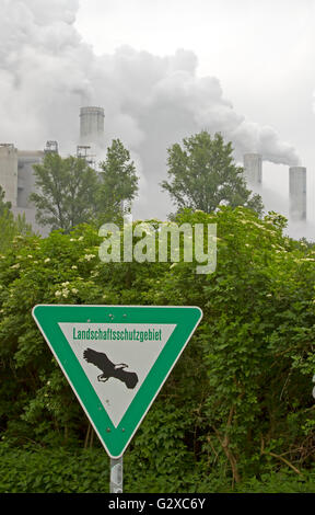 Panneau "landschaftsschutzgebiet', l'allemand pour la conservation du paysage, zone fumeurs cheminées du frimmersdorf power station Banque D'Images