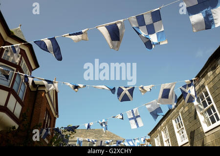 Passerin bleu et blanc dans les rues de Padstow sur jour de mai pour la 'Obby Oss 'célébrations Banque D'Images