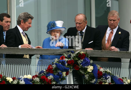 La reine Elizabeth II s'entretient avec le duc d'Édimbourg (deuxième à droite), le duc d'York (droite) et ses bêtes de course et John Warren Conseiller après l'Investec Derby Derby Day pendant la course de l'Investec Derby d'Epsom 2016 Festival à l'hippodrome d'Epsom, Epsom. Banque D'Images