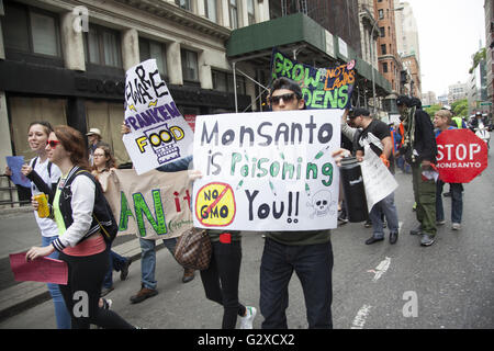 Mars et manifestation contre Monsanto et les aliments génétiquement modifiés dans la rue à New York. Banque D'Images