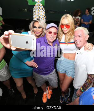 MIAMI BEACH, Floride - 10 avril : Kalah Mendoza (L), David Richardson, rappeur australienne Iggy Azalea et Elvis Duran posent pendant Banque D'Images