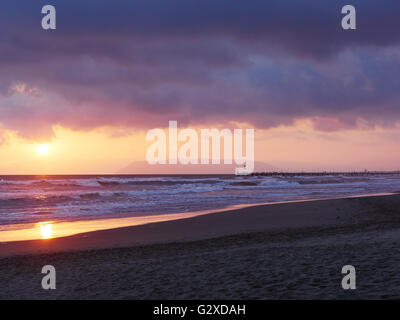 Superbe coucher de soleil colorés à Forte dei Marmi. Célèbre jetée et la Ligurie côte en arrière-plan Banque D'Images