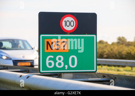 Kilomètre combiné de la limite de vitesse et l'ouverture de la route N57 dans la province de Zélande, Pays-Bas Banque D'Images