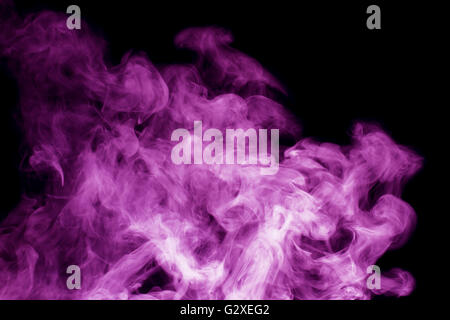 La fumée violette sur le fond noir. Banque D'Images