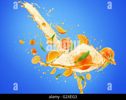 Splash de jus d'orange sur le fond bleu. Banque D'Images