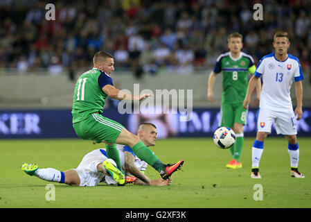 L'Irlande du Nord Conor Washington (à gauche) et la Slovaquie de Martin Skrtel bataille pour la balle durant le match amical au stade Antona Malatinskeho, Trnava, Slovaquie. Banque D'Images