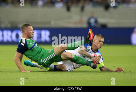 L'Irlande du Nord Conor Washington (à gauche) et la Slovaquie de Martin Skrtel bataille pour la balle durant le match amical au stade Antona Malatinskeho, Trnava, Slovaquie. Banque D'Images