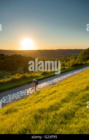 Cycliste sur le Zig Zag fort Hill Dorking Surrey Hills sunset Richard Long Banque D'Images