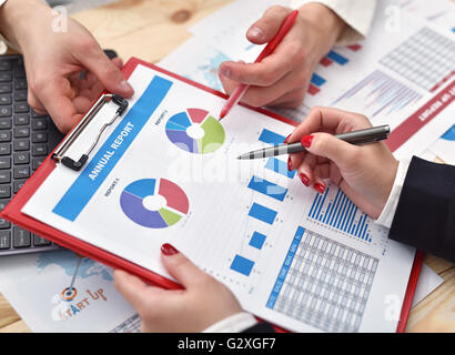 La main de l'analyse des diagrammes d'affaires sur le premier plan Banque D'Images