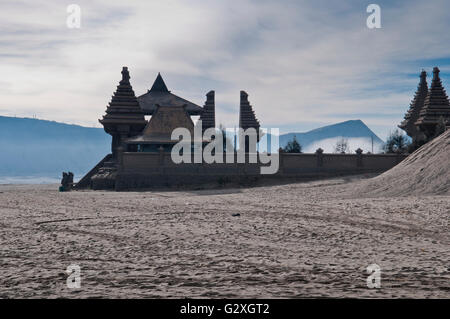 Java, Mt. Bromo, temple bouddhiste au pied du volcan Banque D'Images