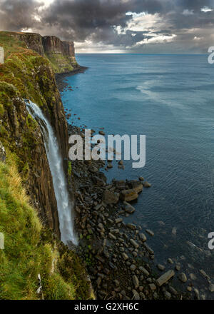 Mealt Cascade et le kilt Rock sur l'île de Skye Banque D'Images