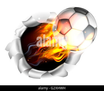 Une illustration d'une balle de football soccer flamboyant en feu déchirant un trou dans l'arrière-plan Banque D'Images