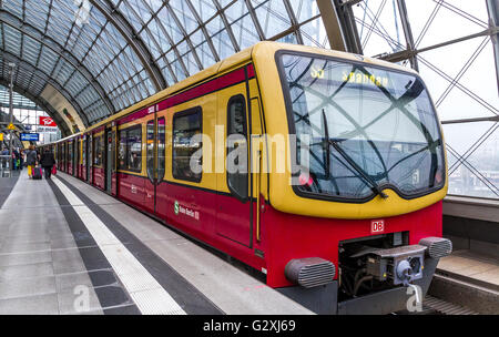 Un train S-Bahn S5 attend à une plate-forme à la gare Hauptbahnhof de Berlin, la gare principale de Berlin, Berlin, Allemagne Banque D'Images